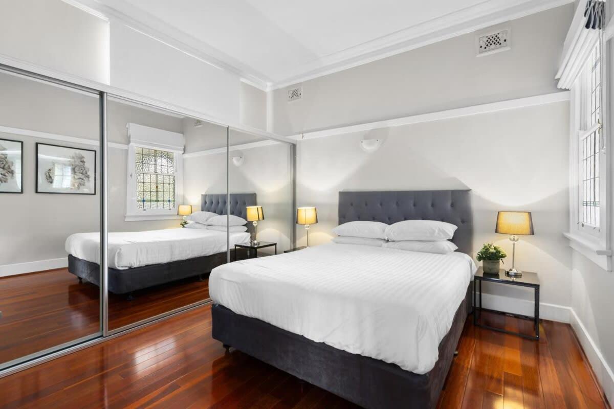 Huge Harbour View Apartment In Historic Home シドニー エクステリア 写真